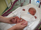 Rozsah abdukce kyčlí v 90° flexi u novorozence
