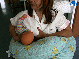 Boční držení dítěte při kojení