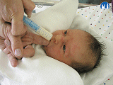 Krmení novorozence stříkačkou po prstu