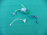 Plastová tracheostomická kanyla s odsávacím portem z oblasti nad obturační manžetou