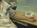 Měření krevního tlaku digitálním tonometrem 